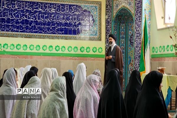 دیدار چهره به چهره و صمیمانه امام جمعه بخش گلستان با دانش‌آموزان آموزشگاه سمیه ناحیه یک بهارستان