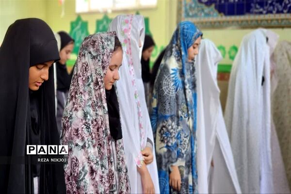دیدار چهره به چهره و صمیمانه امام جمعه بخش گلستان با دانش‌آموزان آموزشگاه سمیه ناحیه یک بهارستان