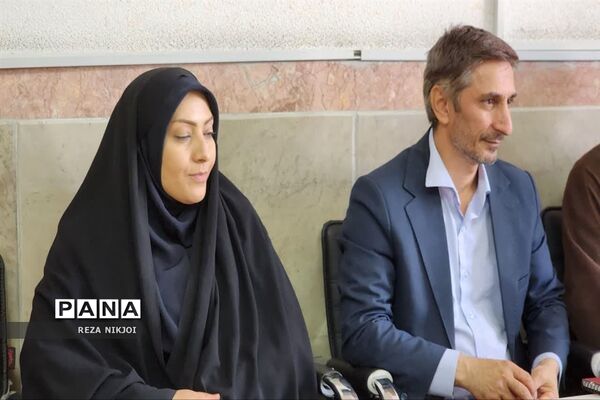 دیدار چهره به چهره و صمیمانه امام جمعه بخش گلستان با دانش‌آموزان آموزشگاه سمیه ناحیه یک بهارستان