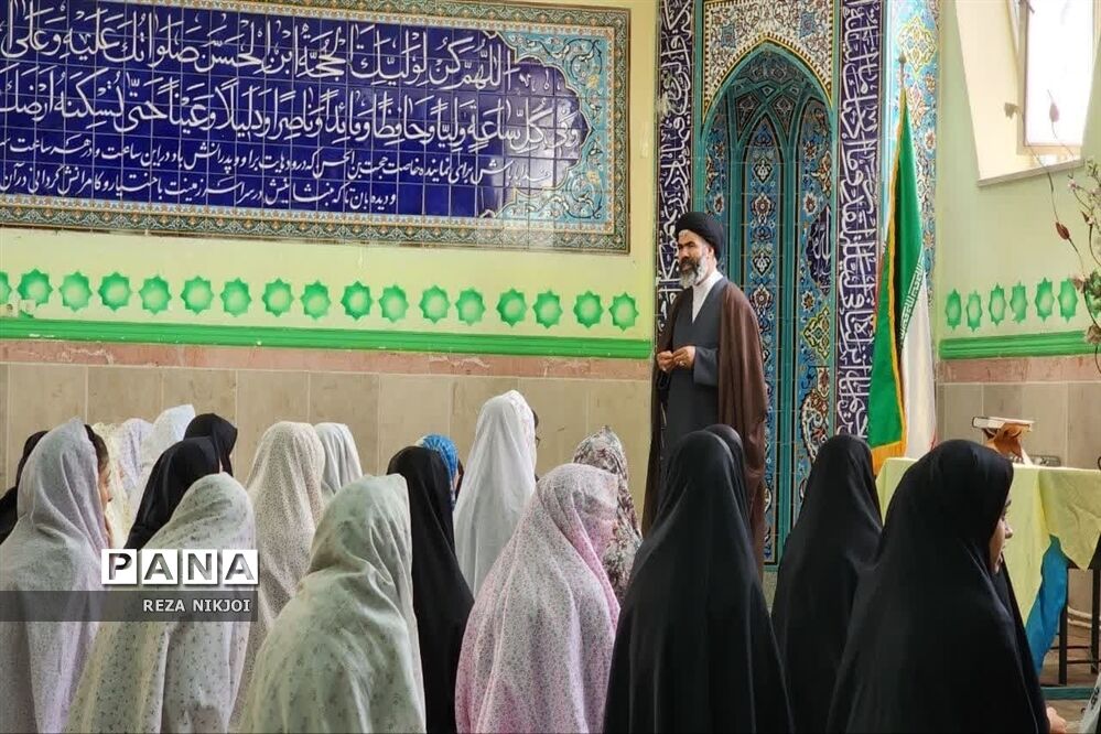 دیدار چهره به چهره و صمیمانه امام جمعه بخش گلستان با دانش‌آموزان آموزشگاه سمیه ناحیه یک بهارستان