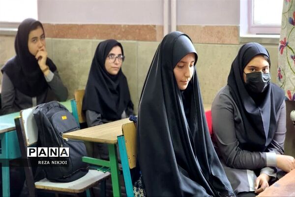 دیدار چهره به چهره و صمیمانه امام جمعه بخش گلستان با دانش‌آموزان آموزشگاه سمیه ناحیه یک بهارستان