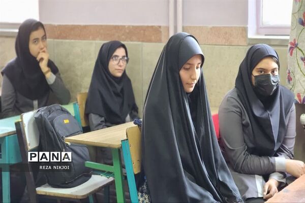 دیدار چهره به چهره و صمیمانه امام جمعه بخش گلستان با دانش‌آموزان آموزشگاه سمیه ناحیه یک بهارستان