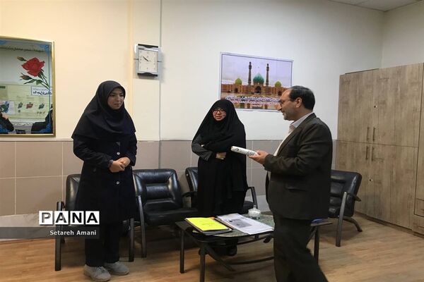 بازدید معاون پرورشی و تربیت‌بدنی  اداره ناحیه ۳ مشهد از دبیرستان شاهد ارض اقدس