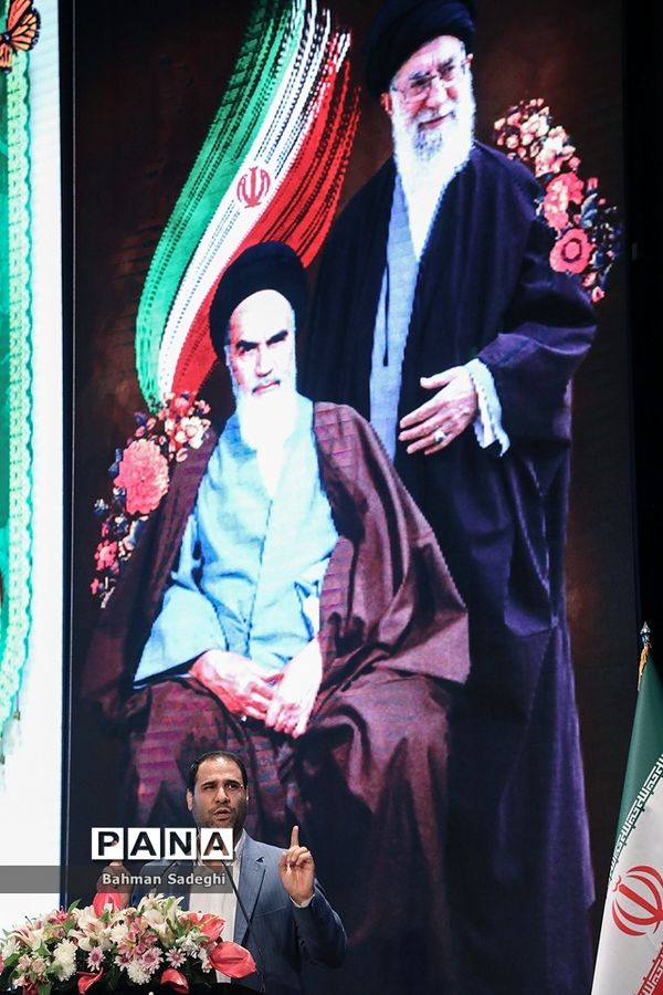 همایش طلیعه‌داران تعلیم و تربیت