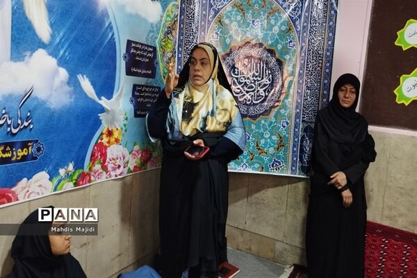 برگزاری حلقه صالحین دانش‌آموزی در دبیرستان حجاب ملارد