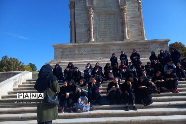 بازدید دانش‌آموزان دبیرستان مهشید مصلی نژاد از آرامگاه فردوسی