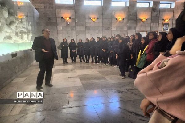 بازدید دانش‌آموزان دبیرستان مهشید مصلی نژاد از آرامگاه فردوسی