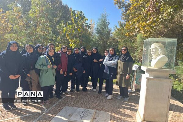 بازدید دانش‌آموزان دبیرستان مهشید مصلی نژاد از آرامگاه فردوسی
