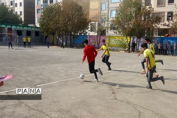 مسابقات فوتبال و والیبال به‌مناسبت هفته تربیت‌بدنی در مدرسه شهید بهشتی