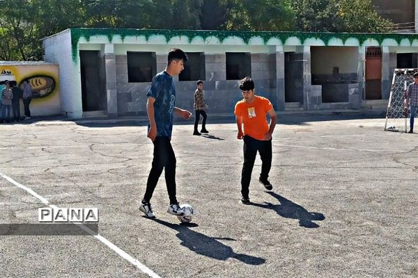 مسابقات فوتبال و والیبال به‌مناسبت هفته تربیت‌بدنی در مدرسه شهید بهشتی