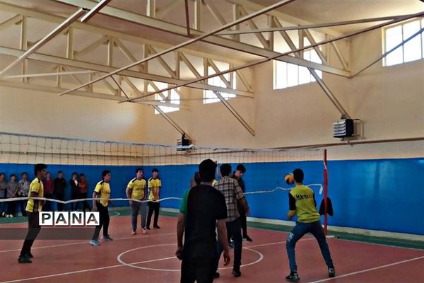 مسابقات فوتبال و والیبال به‌مناسبت هفته تربیت‌بدنی در مدرسه شهید بهشتی