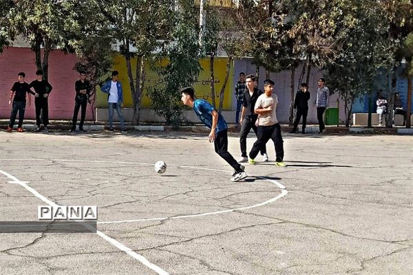 مسابقات فوتبال و والیبال به‌مناسبت هفته تربیت‌بدنی در مدرسه شهید بهشتی