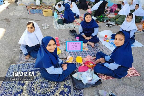 جشنواره غذای سالم و اردوی درون مدرسه‌ای در مدرسه شهید خاقانی شهرستان شیروان
