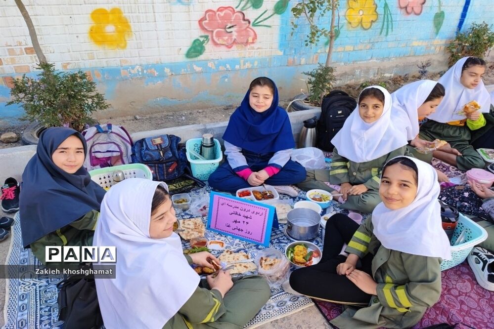 جشنواره غذای سالم و اردوی درون مدرسه‌ای در مدرسه شهید خاقانی شهرستان شیروان