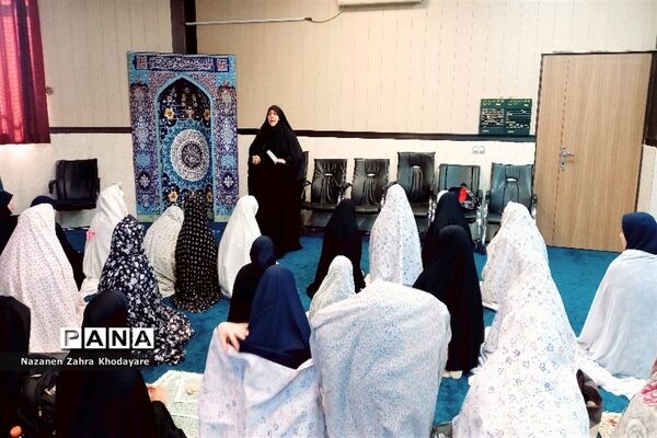 برگزاری نماز جماعت و نشست تبیینی با حضور دانش‌آموزان مدرسه هیات امنایی فرزانگان