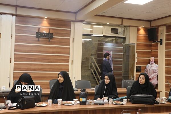 نشست هم‌اندیشی کارشناسان نواحی مشهد و تبادکان در خصوص ایام الله 13 آبان
