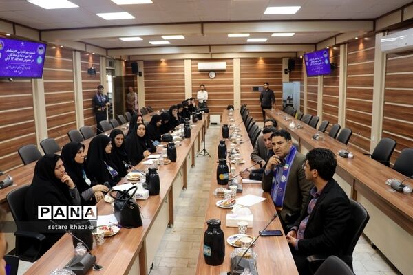 نشست هم‌اندیشی کارشناسان نواحی مشهد و تبادکان در خصوص ایام الله 13 آبان