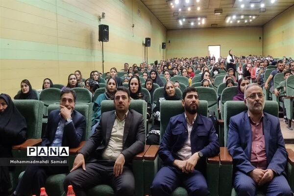 آیین تجلیل از دانش‌آموزان مدال‌آور شهرستان دلیجان