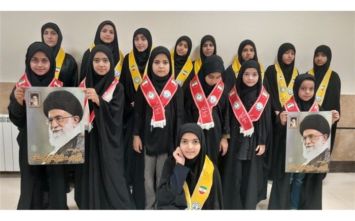 اجرای سرود مردآفرین توسط گروه سرود عضو سازمان دانش‌آموزی استان اصفهان/فیلم