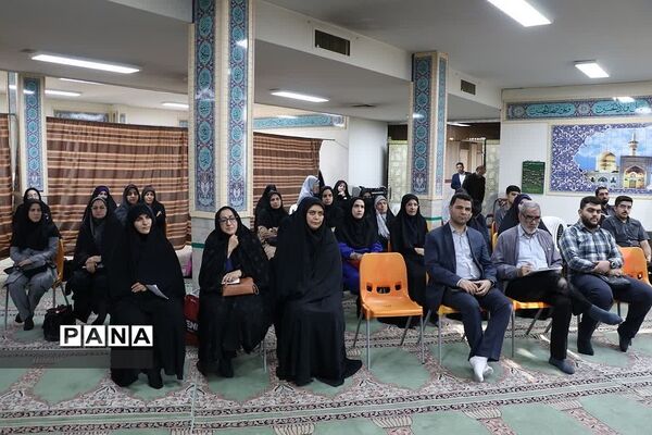 مراسم تقدیر از معلمان و دانش‌آموزان جهادی در ناحیه دو ری