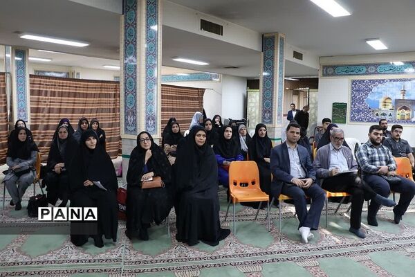 مراسم تقدیر از معلمان و دانش‌آموزان جهادی در ناحیه دو ری
