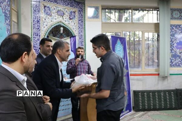 مراسم تقدیر از معلمان و دانش‌آموزان جهادی در ناحیه دو ری