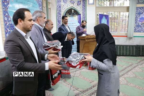 مراسم تقدیر از معلمان و دانش‌آموزان جهادی در ناحیه دو ری