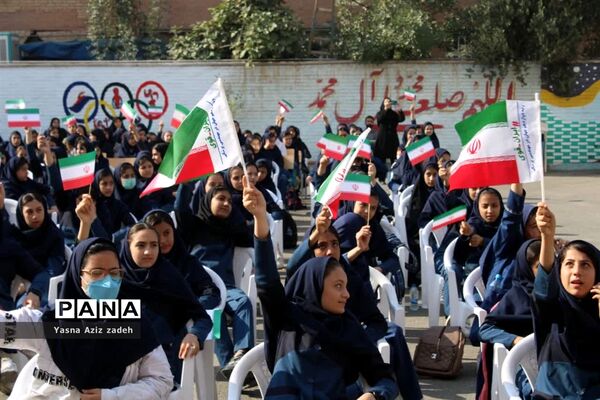 آیین نواختن زنگ پدافند غیرعامل در مدرسه موفقیان یک شهرستان بهارستان