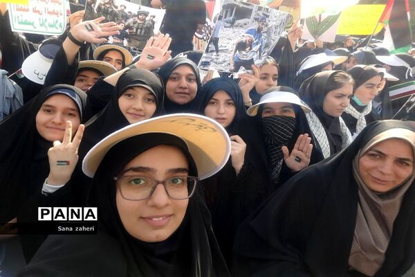 تجمع دانش‌آموزان  تهرانی در حمایت از کودکان غزه