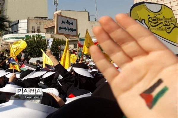 تجمع دانش‌آموزان  تهرانی در حمایت از کودکان غزه