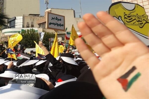 تجمع دانش‌آموزان  تهرانی در حمایت از کودکان غزه