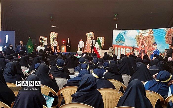 گردهمایی دانش‌آموزان شیرازی در اولین سالگرد شهدای دانش‌آموز حادثه تروریستی حرم مطهر شاهچراغ(ع)