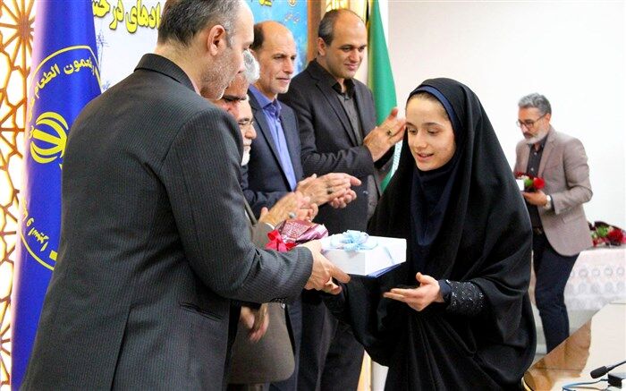 آیین تجلیل از برترین‌های کنکور و سمپاد در کمیته امداد امام خمینی (ره)/فیلم