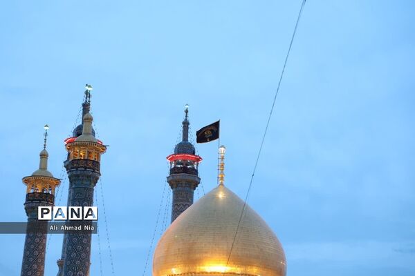 آیین نصب پرچم سیاه بر گنبد حرم حضرت معصومه(س)