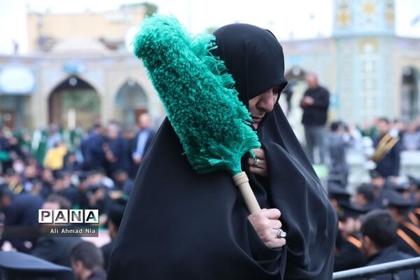 آیین نصب پرچم سیاه بر گنبد حرم حضرت معصومه(س)