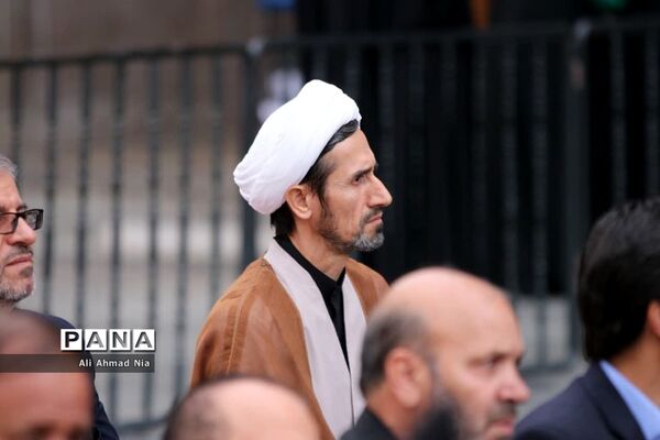 آیین نصب پرچم سیاه بر گنبد حرم حضرت معصومه(س)