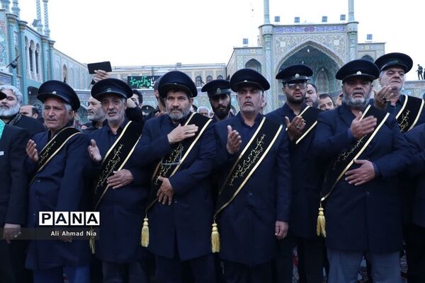 آیین نصب پرچم سیاه بر گنبد حرم حضرت معصومه(س)