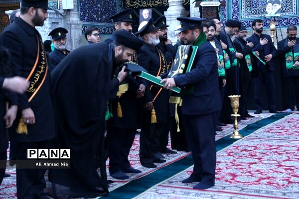 آیین نصب پرچم سیاه بر گنبد حرم حضرت معصومه(س)