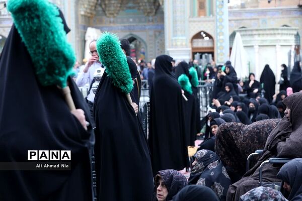 آیین نصب پرچم سیاه بر گنبد حرم حضرت معصومه(س)