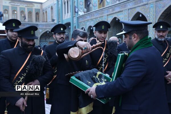 آیین نصب پرچم سیاه بر گنبد حرم حضرت معصومه(س)