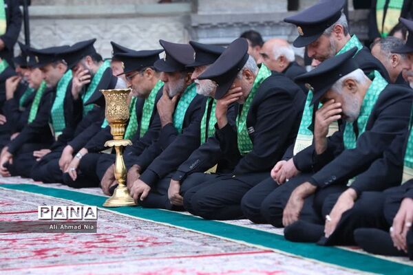 آیین نصب پرچم سیاه بر گنبد حرم حضرت معصومه(س)