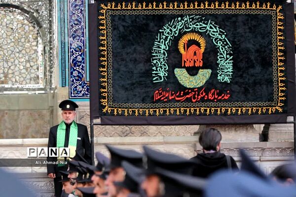 آیین نصب پرچم سیاه بر گنبد حرم حضرت معصومه(س)