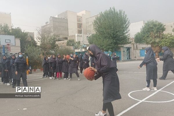 برگزاری مسابقات ورزشی به‌مناسبت هفته تربیت‌بدنی در دبیرستان فاطمه‌الزهرا(س)