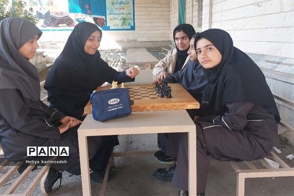 برگزاری مسابقات ورزشی به‌مناسبت هفته تربیت‌بدنی در دبیرستان فاطمه‌الزهرا(س)