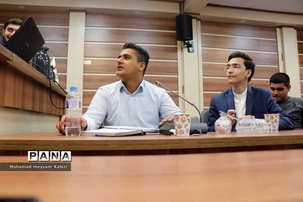 نشست هم‌اندیشی دانش‌آموزان پیشتاز جهادی در خصوص ایام الله 13 آبان