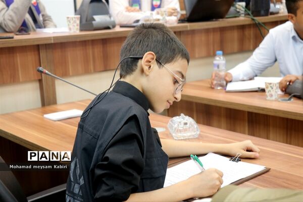نشست هم‌اندیشی دانش‌آموزان پیشتاز جهادی در خصوص ایام الله 13 آبان