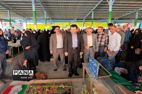 غبارروبی و عطر افشانی مزار مطهر شهدای مدرسه شهید پیروز بهبهان