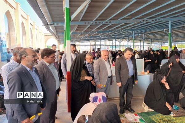 غبارروبی و عطر افشانی مزار مطهر شهدای مدرسه شهید پیروز بهبهان