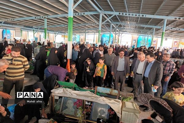 غبارروبی و عطر افشانی مزار مطهر شهدای مدرسه شهید پیروز بهبهان