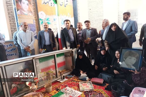 غبارروبی و عطر افشانی مزار مطهر شهدای مدرسه شهید پیروز بهبهان